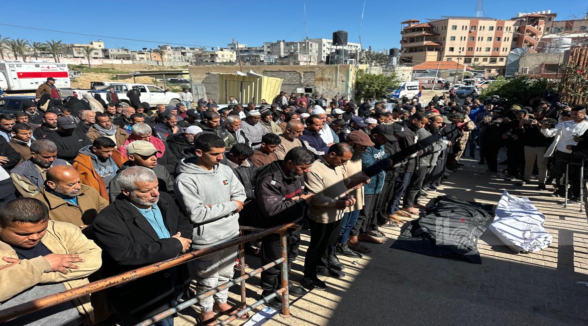  استُشهد مواطنان وأصيب آخرون، مساء اليوم الأحد، في قصف خيمة…