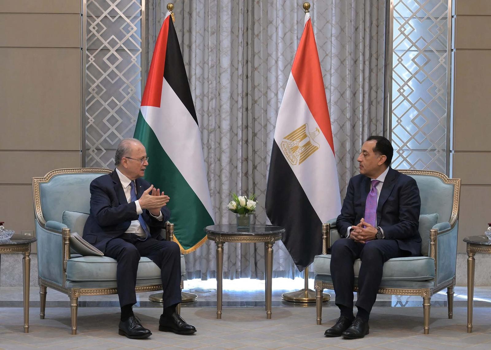  بحث رئيس الوزراء، وزير الخارجية، محمد مصطفى، اليوم الأحد، في…