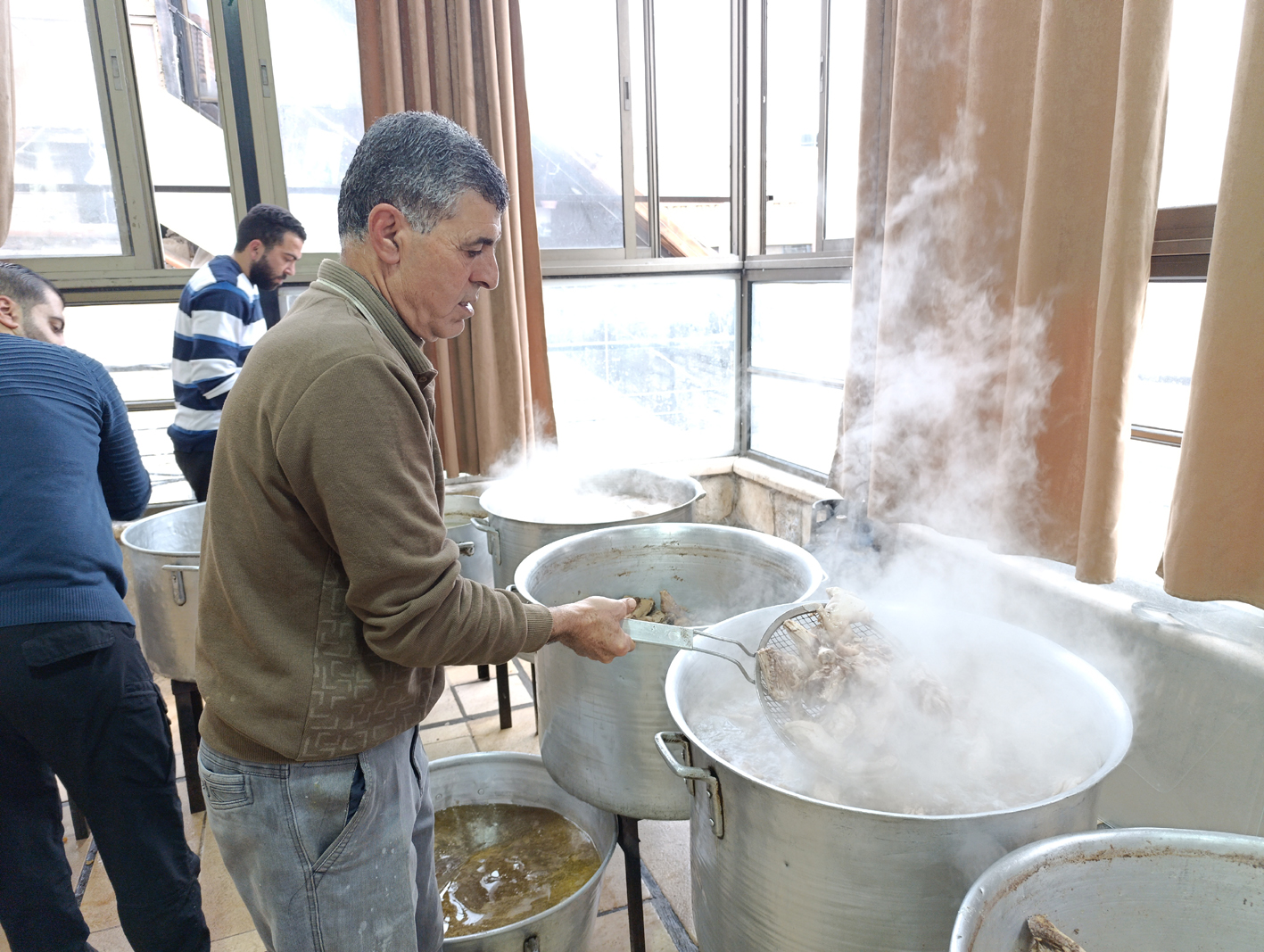 جنين- الحياة الجديدة- عبد الباسط خلف- يشعل الطاهي مصطفى السمودي…