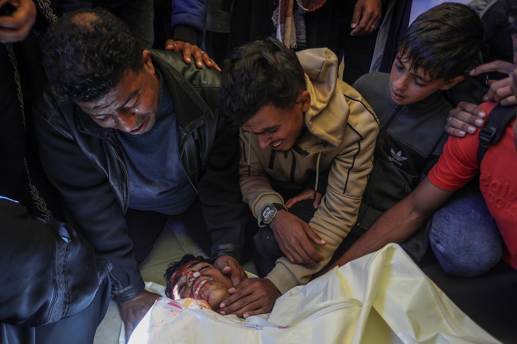 استشهد ثلاثة مواطنين وأصيب آخرون، مساء اليوم الاثنين، إثر قصف…