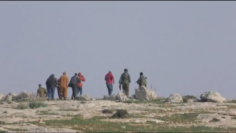 أصيب أربعة مواطنين بجروح وكدمات، مساء اليوم الاثنين، في هجوم…