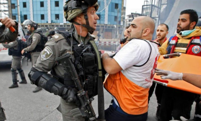 اعتدت قوات الاحتلال الإسرائيلي، مساء اليوم الثلاثاء، على طاقم إسعاف…