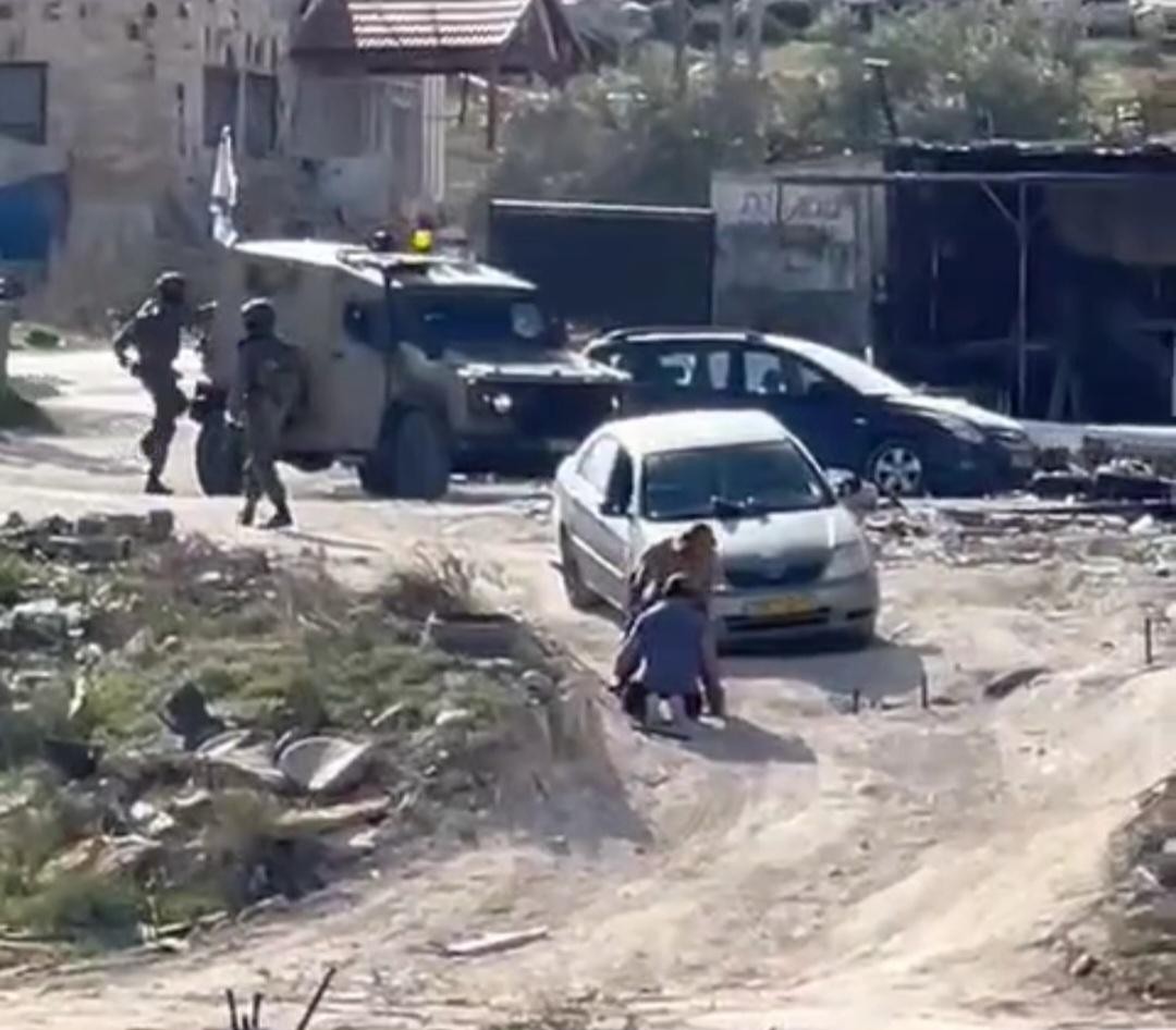 أغلق مستعمرون، اليوم الأربعاء، طريقين (مدخلين) في بلدة حزما شمال…