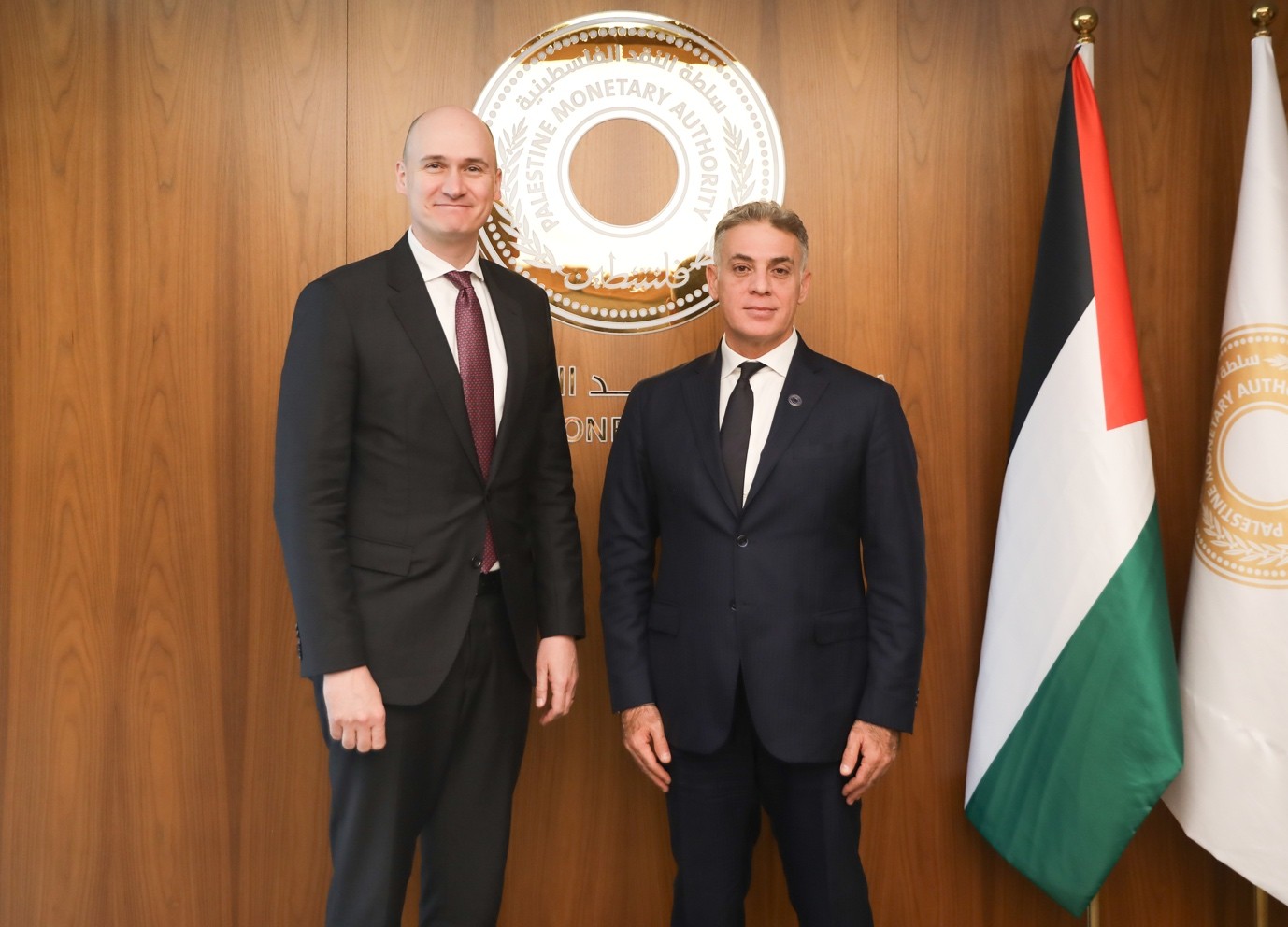  استعرض محافظ سلطة النقد يحيى شنار، خلال لقائه مع المدير…