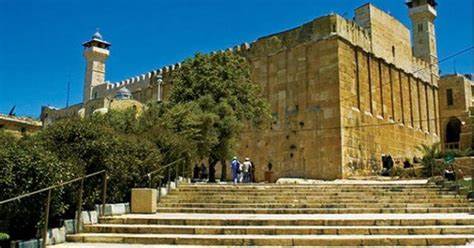 الخليل -الحياة الجديدة- توافد آلاف المصلين، إلى الحرم الإبراهيمي الشريف…