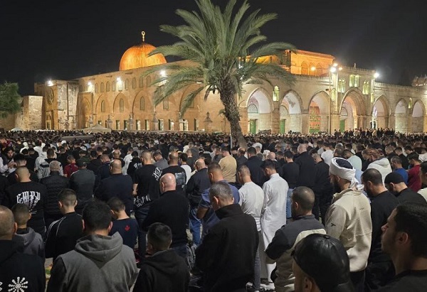 القدس – الحياة الجديدة – أدى 100 ألف مصل، مساء…