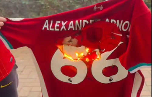 لندن – وكالات: أحرق أحد مشجعي فريق “ليفربول” قميص الدولي…