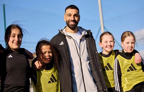 لندن- وكالات: قام النجم المصري محمد صلاح مهاجم فريق ليفربول…