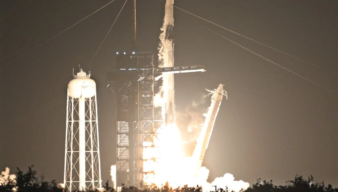 “سبايس إكس” تحقق إنجازاً جديداً بإطلاق أول رحلة فضائية بشرية تعبر القطبين