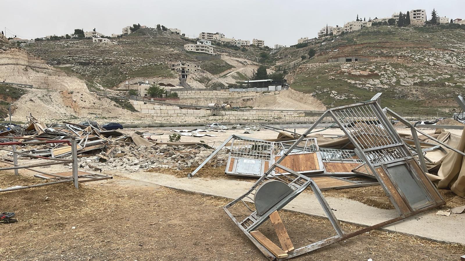 القدس-وفا – هدمت قوات الاحتلال الإسرائيلي، اليوم الثلاثاء، إسطبلا للخيل…