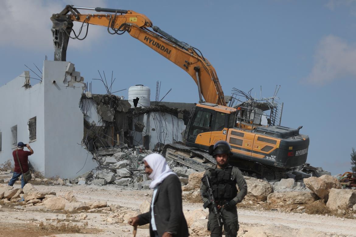 القدس -الحياة الجديدة- هدمت قوات الاحتلال الإسرائيلي، اليوم الأربعاء، غرفة…