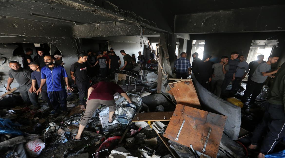 غزة – الحياة الجديدة – أكرم اللوح- “دموع وصراخ وأشلاء…