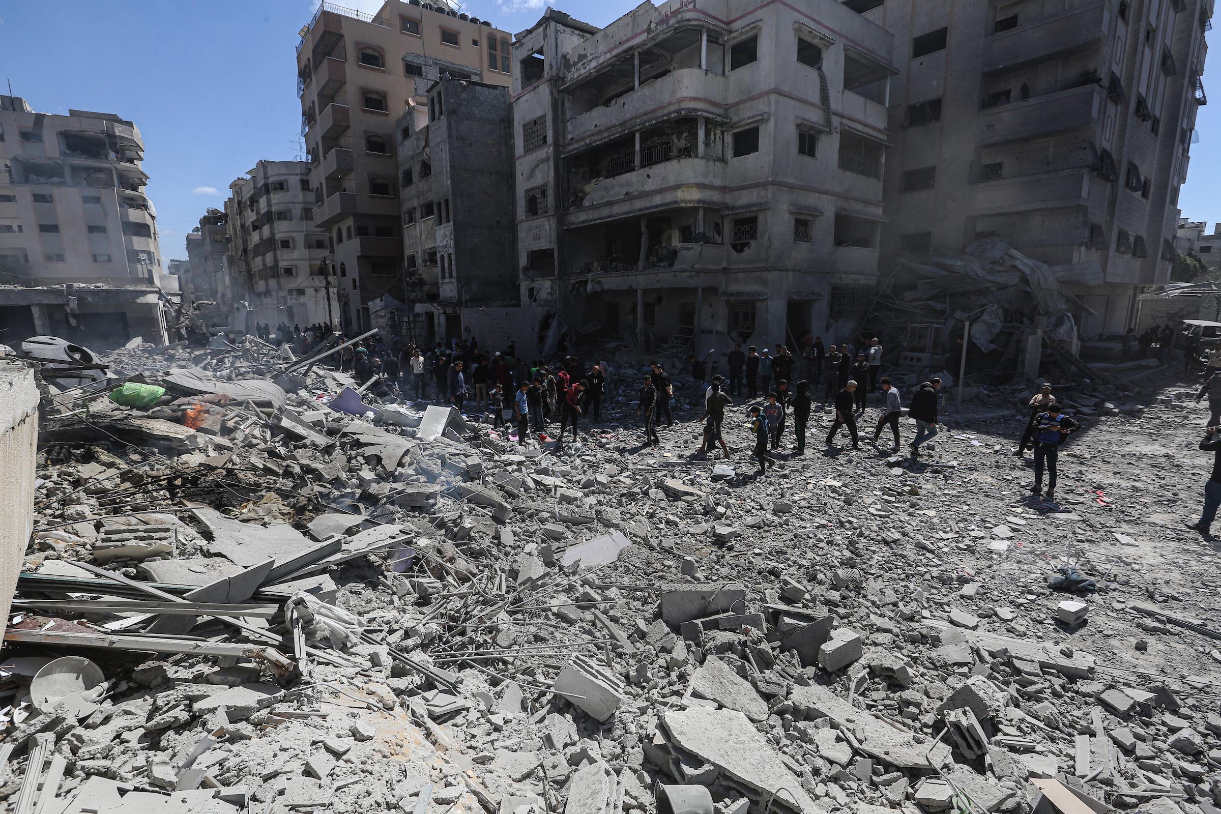   غزة – وفا- اُستشهد وأُصيب عدد من المواطنين، بينهم…