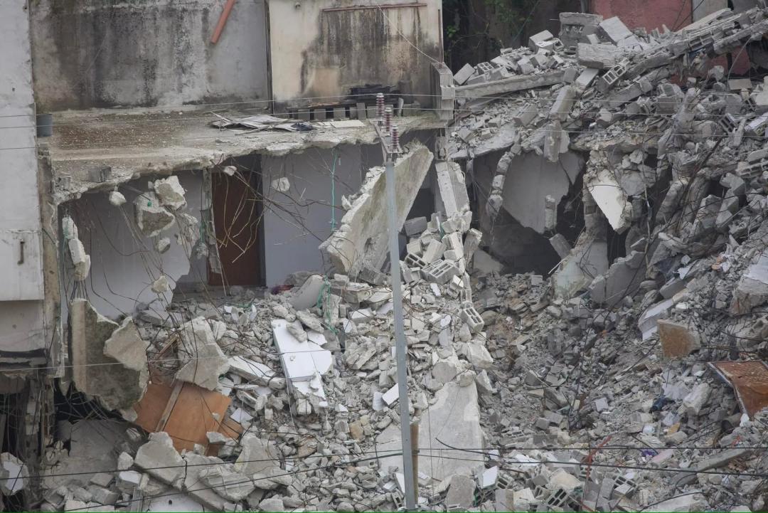 أجبرت قوات الاحتلال الإسرائيلي، مساء اليوم الأحد، عددا من سكان…