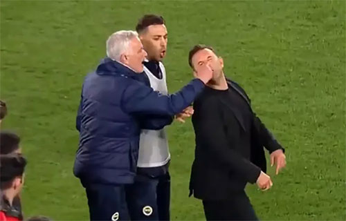 اسطنبول – د ب أ: تلقى البرتغالي جوزيه مورينيو مدرب…