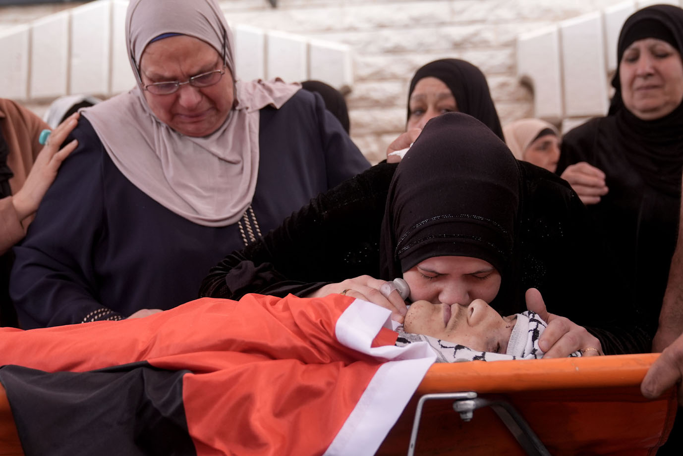 ترمسعيا- أ.ف.ب- شارك محمد ربيع أمس الاثنين في حمل نعش…