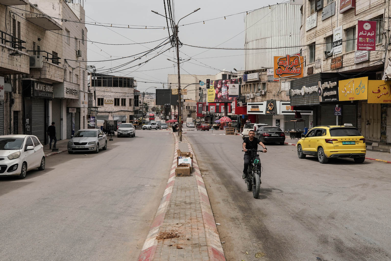 جنين-الحياة الجديدة-عبد الباسط خلف- يجلس السائق محمد يونس وراء مقود…