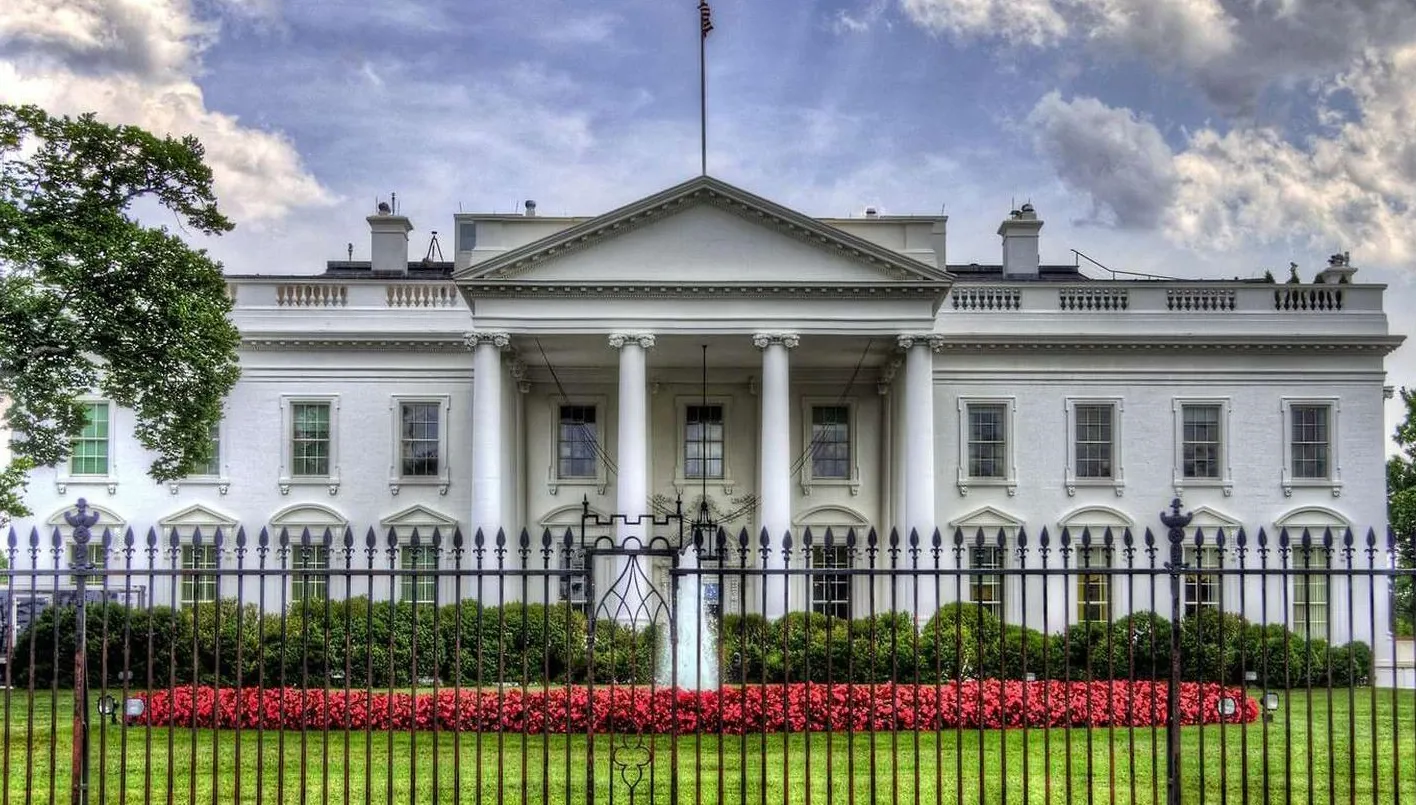 البيت الأبيض يأمر الوكالات الحكومية بالتوسع في استخدام الذكاء الاصطناعي