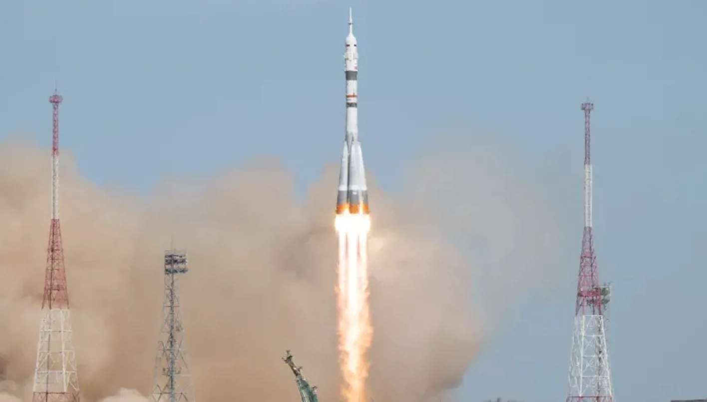 انطلاق “سويوز إم إس-27” حاملة إلى الفضاء 3 رواد لإجراء 50 تجربة علمية