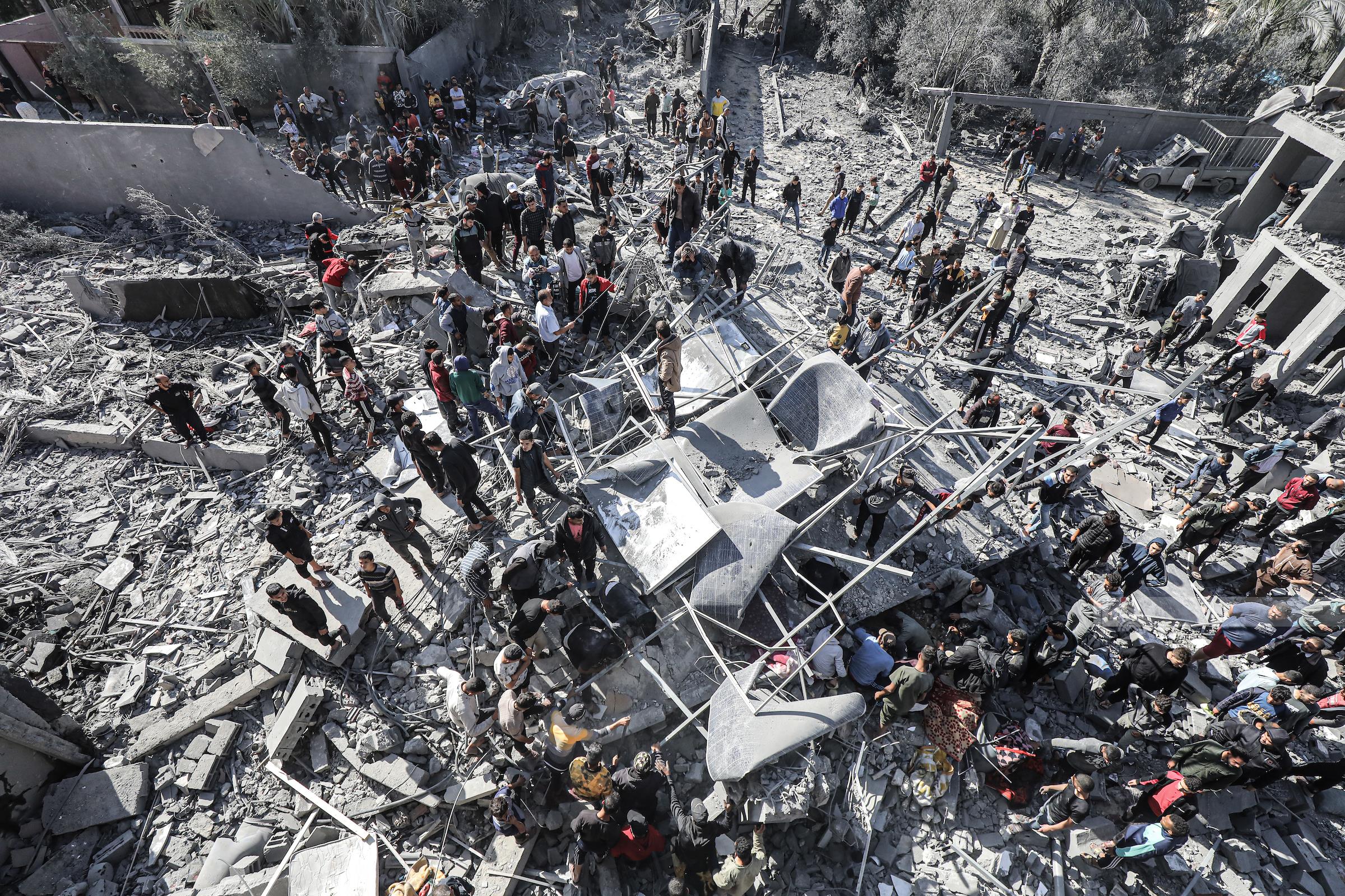 غزة-وفا- استشهد ثلاثة مواطنين، وأصيب آخرون، ظهر اليوم الأحد، في…