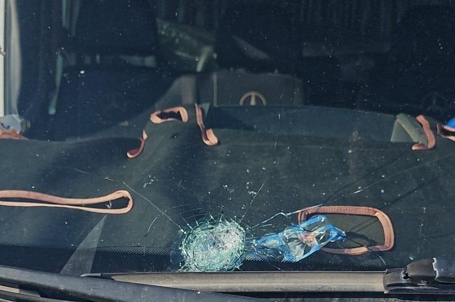 هاجم مستعمرون إرهابيون، مساء اليوم الإثنين، مركبات المواطنين شمال مدينة…