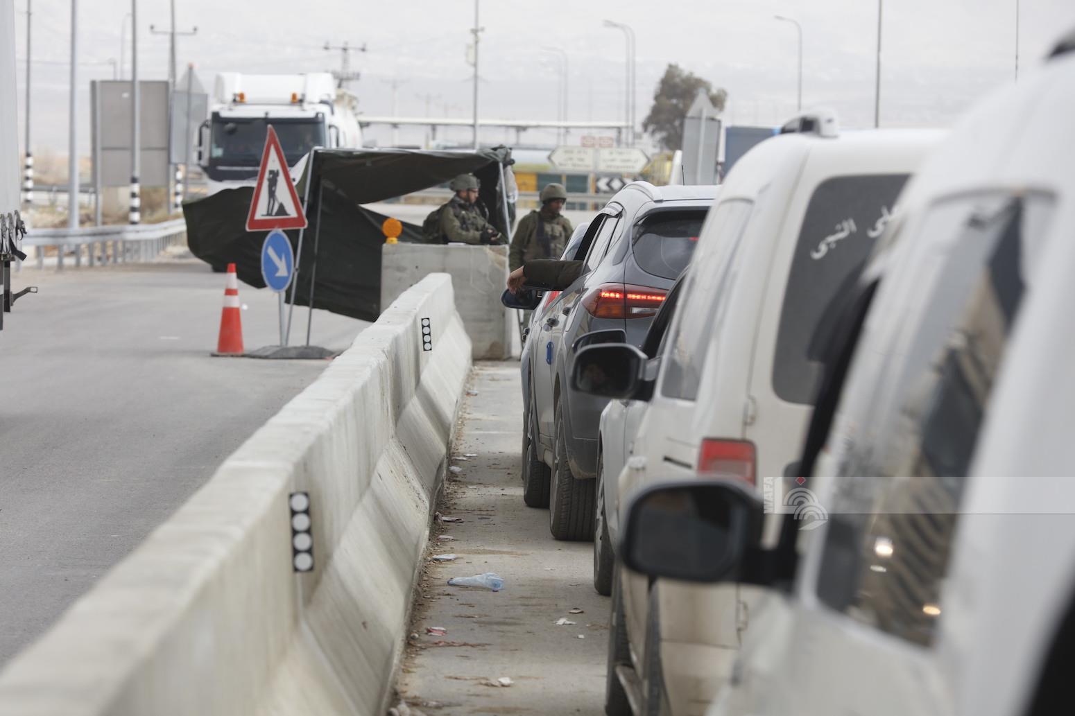 أريحا- وفا- أعادت قوات الاحتلال الإسرائيلي، اليوم الثلاثاء، فتح مداخل…