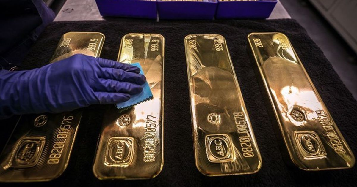 الذهب يتراجع بأكثر من 1% بعد استثناء الهواتف الذكية من رسوم ترامب على الصين