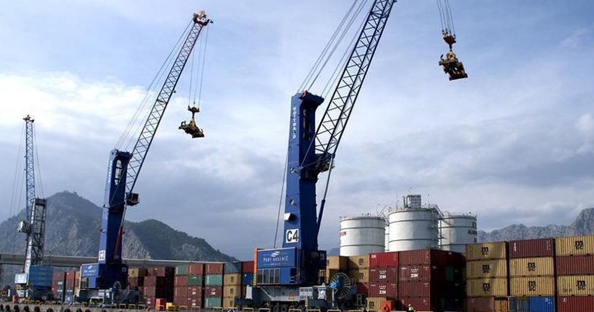 الصادرات الصينية تحقق نموا مفاجئا وسط توترات الرسوم الجمركية مع واشنطن