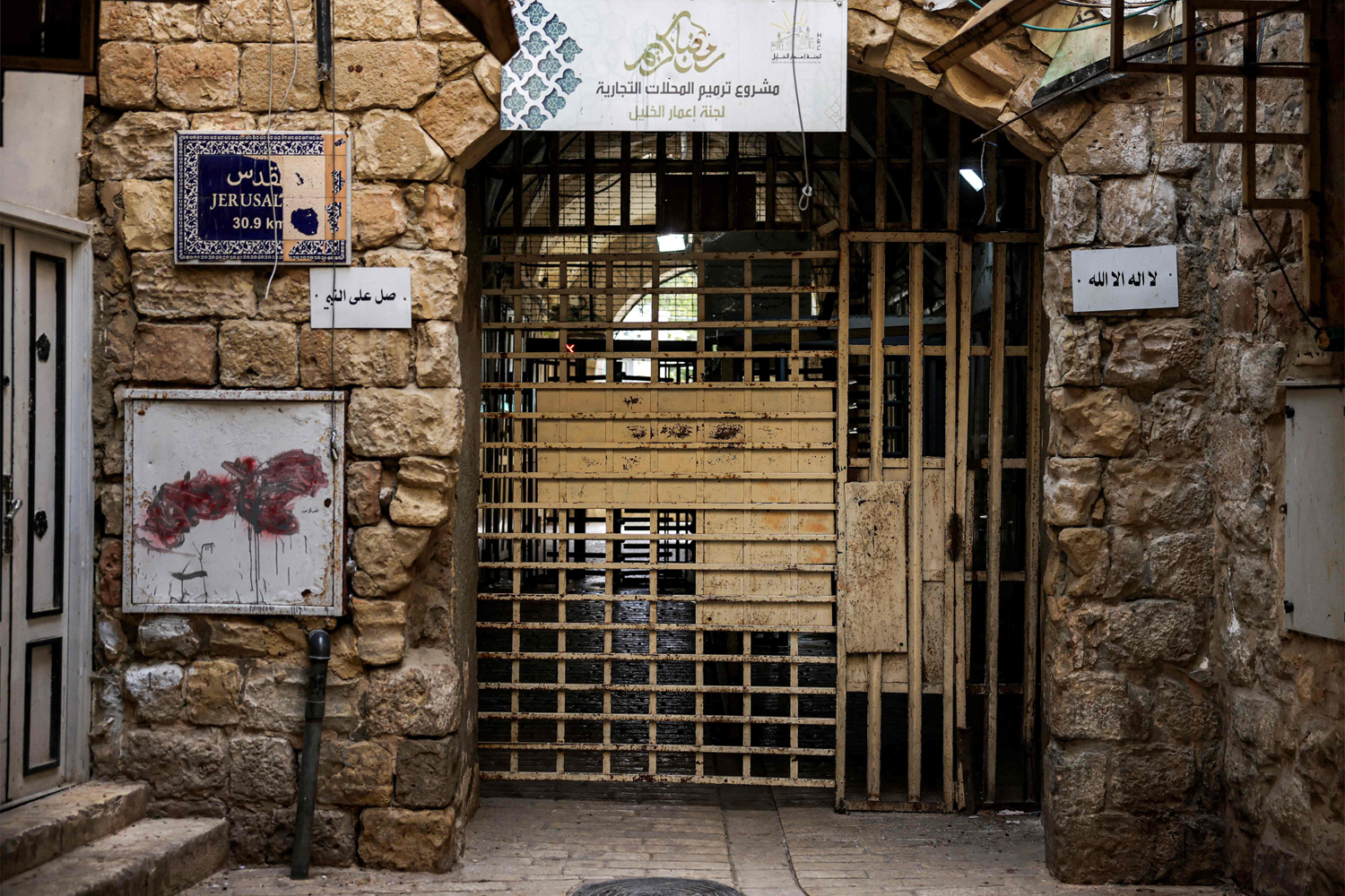 الخليل- الحياة الجديدة- وسام الشويكي- منفردا بنفسه؛ يقارع الحرم الإبراهيمي…