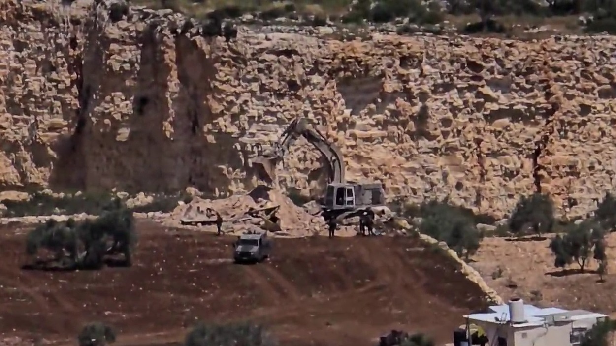 جنين -الحياة الجديدة- استُشهد، ظهر اليوم الأربعاء، شابان، برصاص قوات…