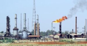 النفط يرتفع وسط عقوبات أمريكية على إيران وخفض مرتقب من دول بـ”أوبك”