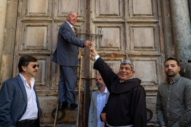 القدس – الحياة الجديدة – سلّمت عائلتا جودة ونسيبة المسلمتان،…