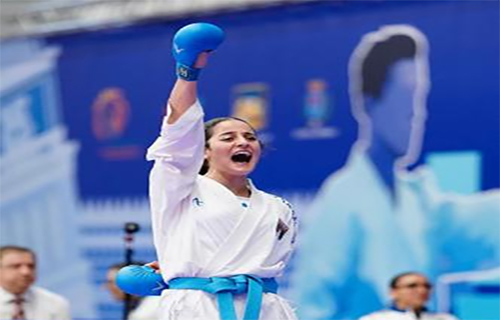 نابلس – “الأيام”: تربعت بطلة العالم للكاراتيه مريم أمين بشارات…