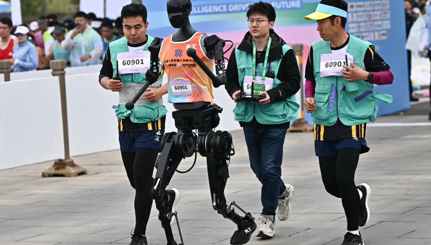 الصين تطلق أول نصف ماراثون عالمي للروبوتات ذات الهيئة البشرية
