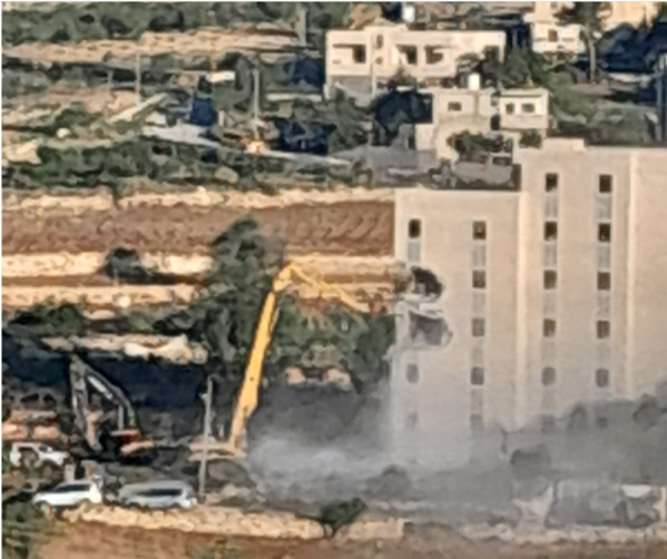 الخليل- وفا- شرعت جرافات الاحتلال، منذ صباح اليوم، بهدم عمارة…