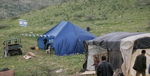 الخليل- وفا- نصب مستعمرون، اليوم الأربعاء، خيمة على أراضي المواطنين في…