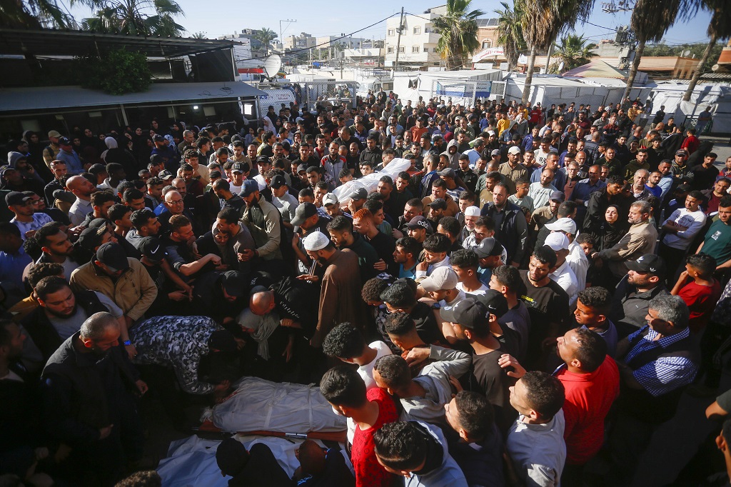  استشهد 10 مواطنين وأصيب آخرون، مساء اليوم السبت، في غارات للاحتلال…