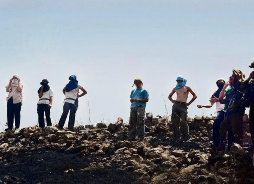 أصيب مواطنان، مساء اليوم السبت، في هجوم للمستعمرين على بلدة…