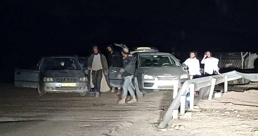 أغلق مستعمرون إرهابيون، بحماية قوات الاحتلال الإسرائيلي، مساء اليوم الأحد،…