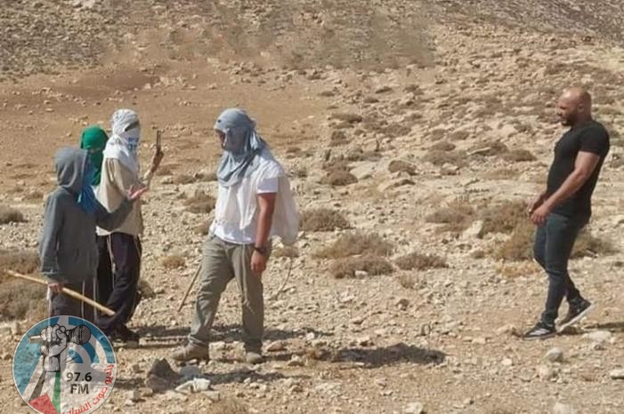 اقتحم مستعمرون، مساء اليوم الاثنين، تجمع عرب المليحات، شمال غرب…