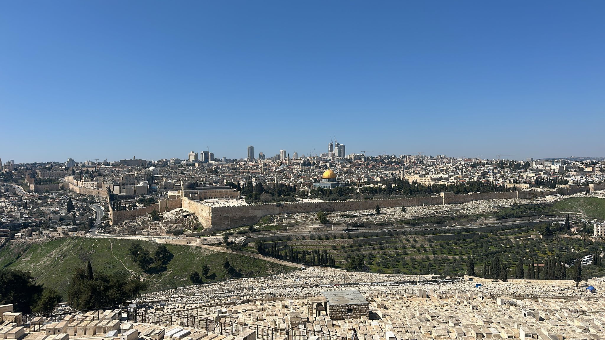 القدس المحتلة– الحياة الجديدة– ديالا جويحان- تواصل سلطات الاحتلال إغلاق…