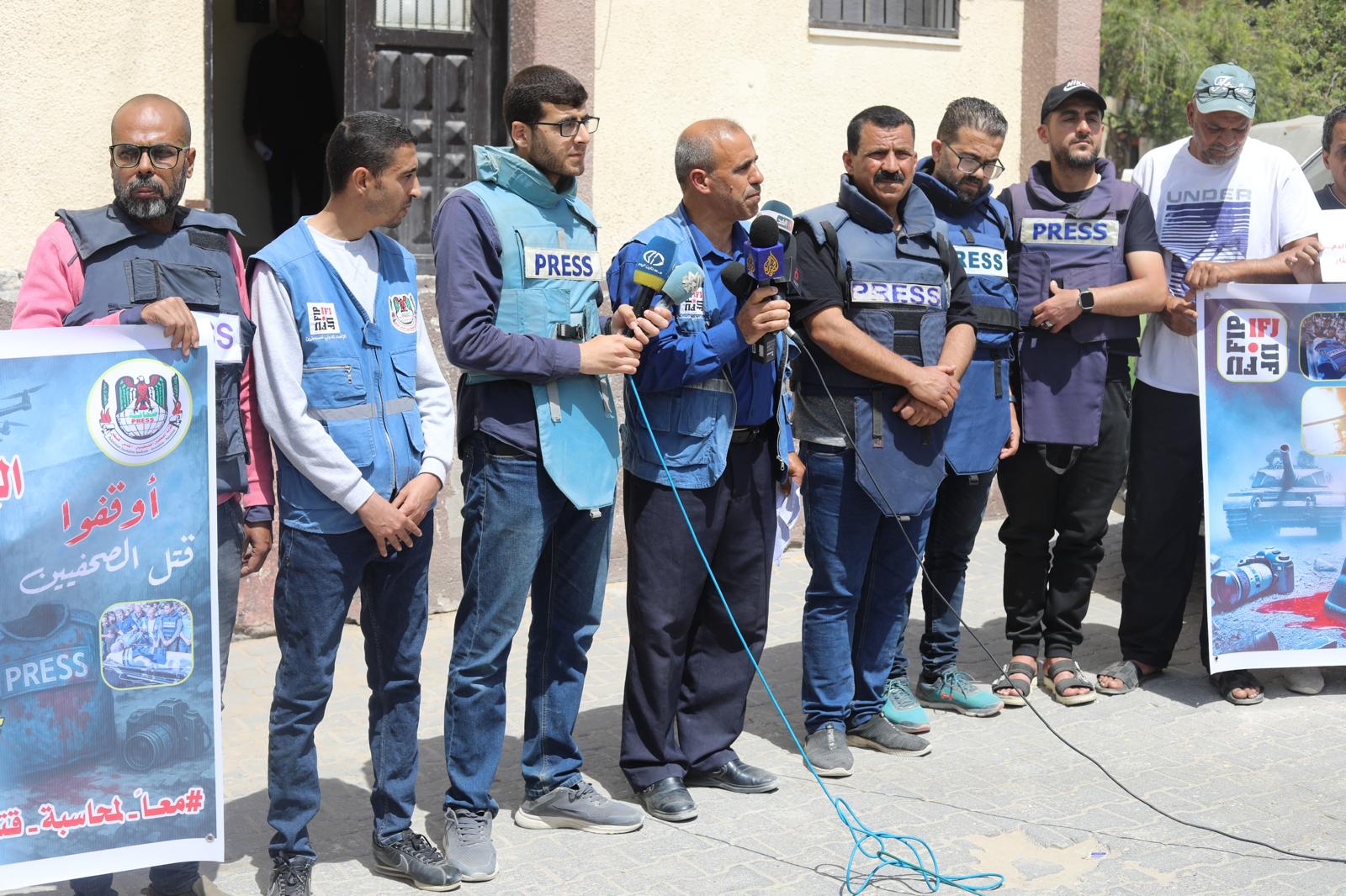 غزة – الحياة الجديدة  – أحيا عشرات الصحفيين، اليوم السبت،…