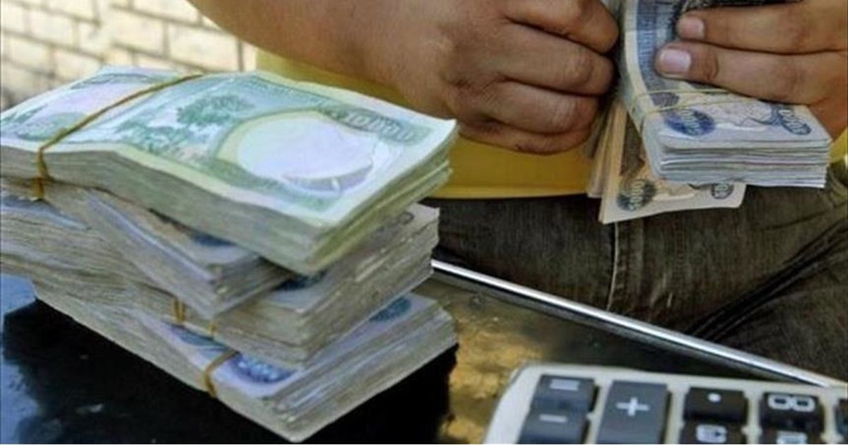 الانقسام السياسي يقضي على ما تبقى من قيمة الريال اليمني.. كم فقد منها؟