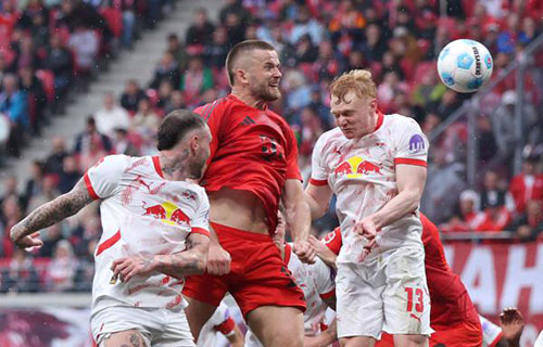 برلين-(أ ف ب) :حرم لايبزيغ ضيفه بايرن ميونيخ من حسم…