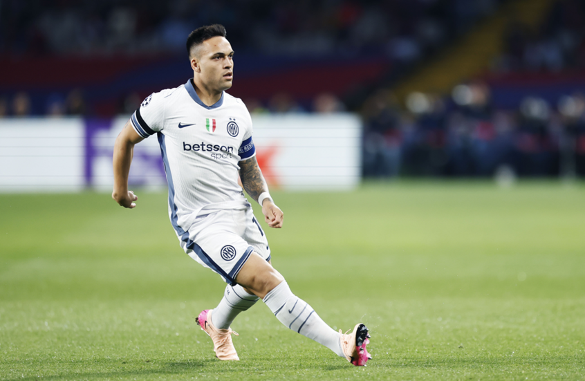 ميلانو (إيطاليا)-(أ ف ب) : يحوم الشكل حول مشاركة الهداف…