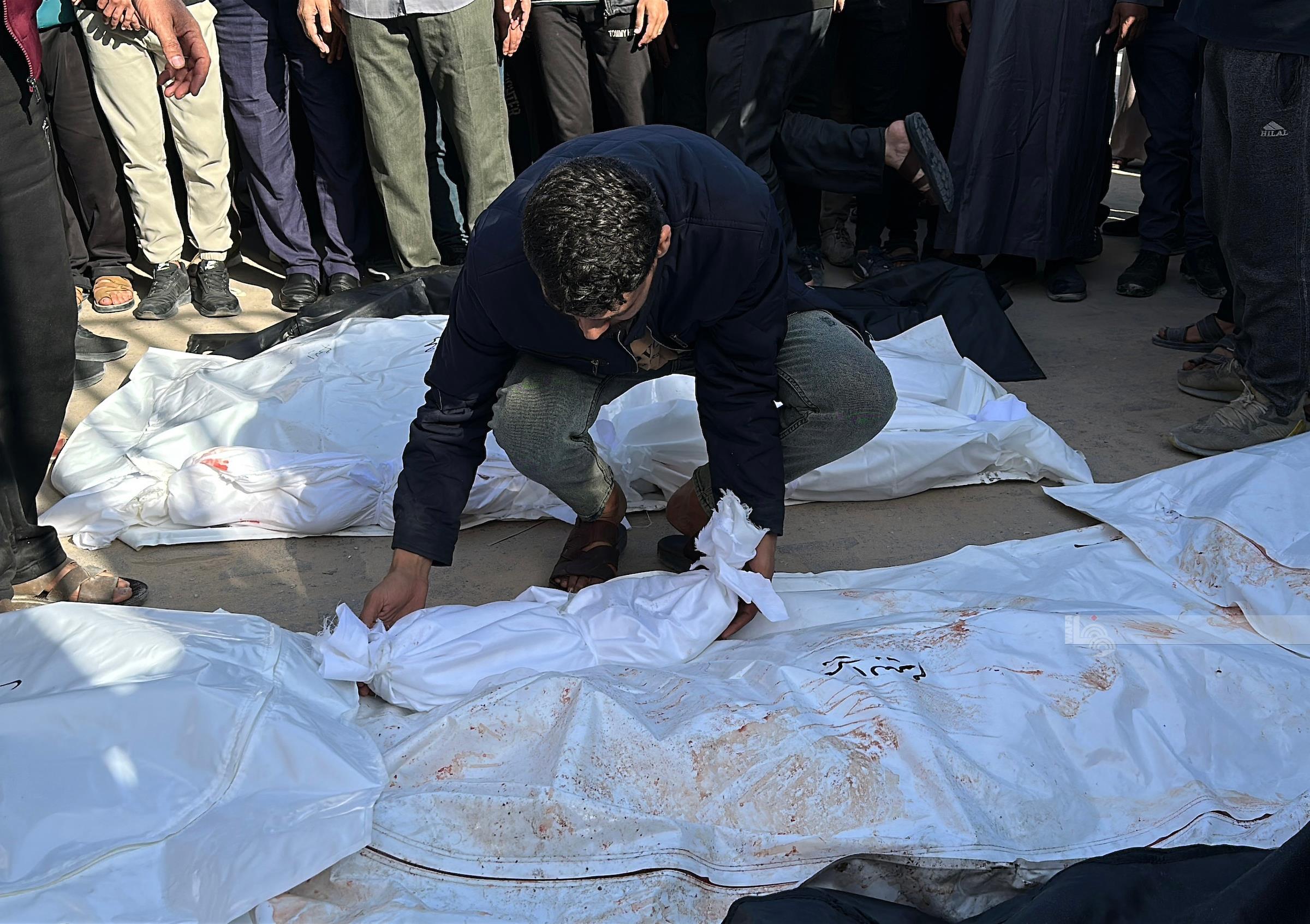 استشهد عدد من المواطنين وأصيب آخرون، مساء اليوم السبت، جراء…