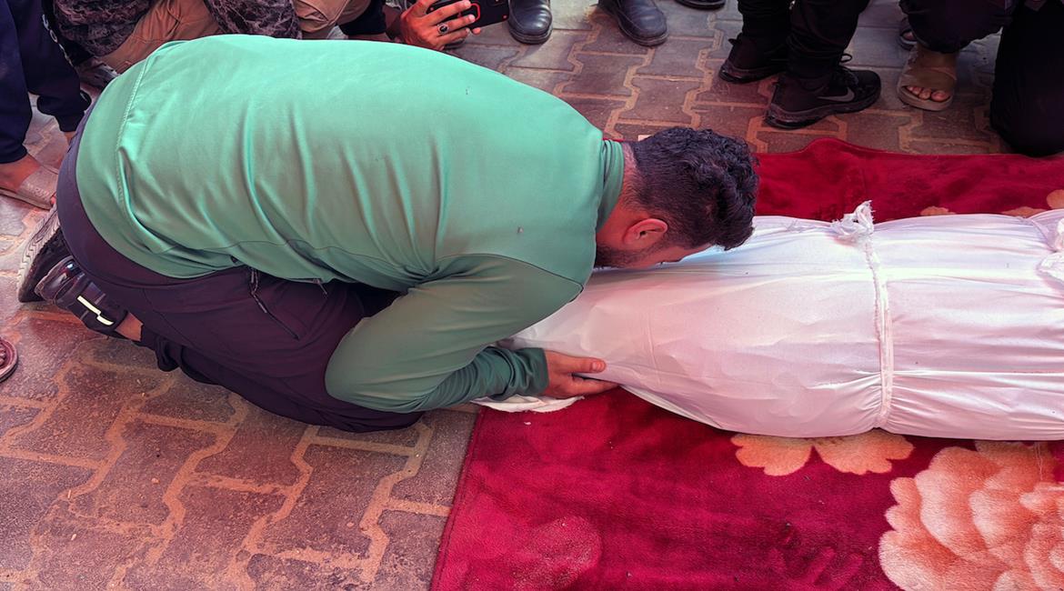  استهدت مواطنة وأصيب 5 آخرون، مساء اليوم السبت، بعد قصف…