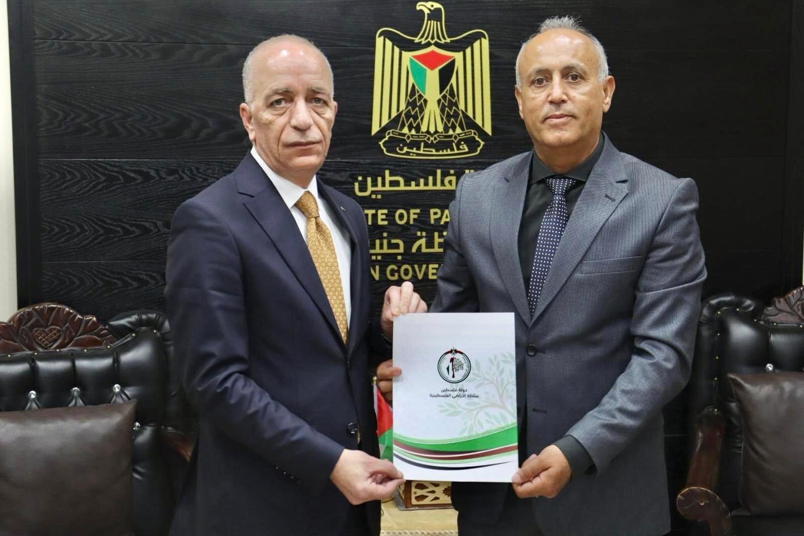 سلّم رئيس سلطة الأراضي، المستشار علاء التميمي، اليوم الأحد، محافظ…