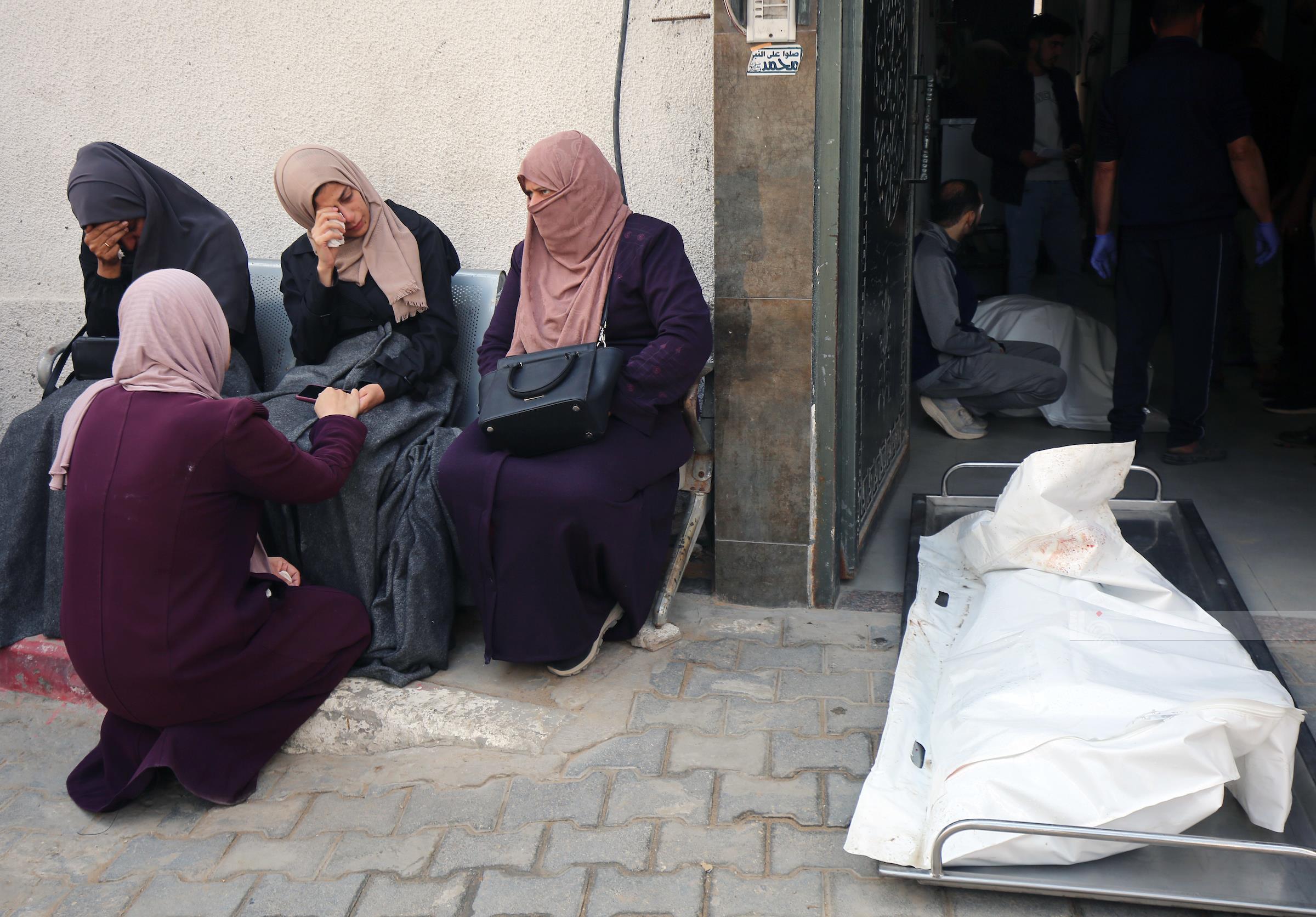 غزة -وفا- استُشهد 7 مواطنين بينهم طفلة، اليوم الاثنين، في…