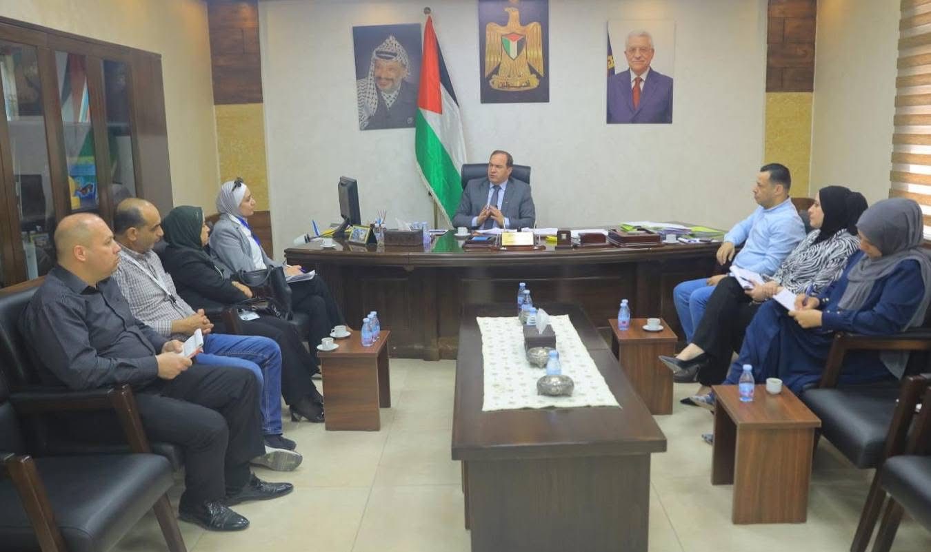 أطلع محافظ طولكرم عبد الله كميل وفدا من الإعانة الإسلامية-…